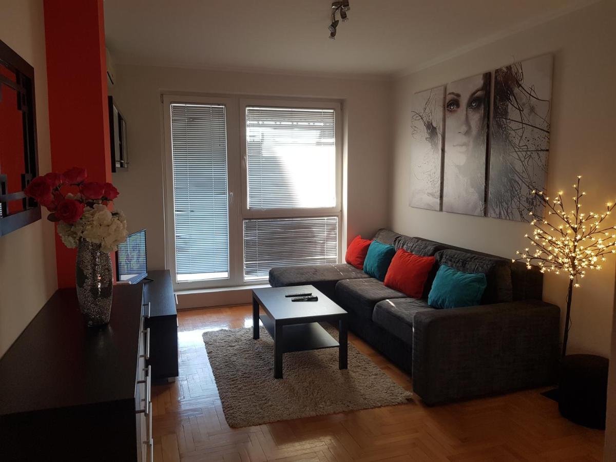Rajiceva 5- Apartman Sa Prostranom Terasom I Garaznim Mestom Kragujevac Bagian luar foto